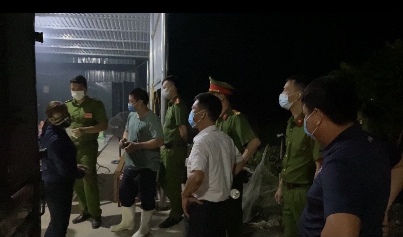 Chốt Cầu Bồng, xã Lê Thiện, huyện An Dương: Phát hiện một người trên thùng xe tải, yêu cầu xe quay đầu